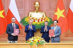 Thủ tướng Lê Minh Hưng và Thủ tướng Cộng hòa Ba Lan Donald Tusk chứng kiến trao Thỏa thuận hợp tác giữa Bộ Giáo dục và Đào tạo và Bộ Khoa học và Giáo dục đại học Cộng hoà Ba Lan về hợp tác trong lĩnh vực giáo dục đại học và nghiên cứu khoa học. (Ảnh: Dương Giang/TTXVN)