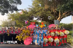 Hiệp hội người Việt Nam ở nước ngoài tại Macau (Trung Quốc) tham dự cuộc diễu hành quốc tế Macau. (Ảnh: Xuân Vịnh/TTXVN)
