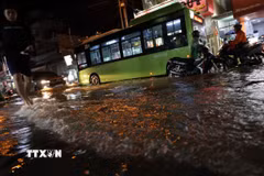 Triều cường gây ngập sâu nhiều tuyến đường phía Nam Thành phố Hồ Chí Minh, hôm 11/10. (Ảnh: Hồng Đạt/TTXVN)