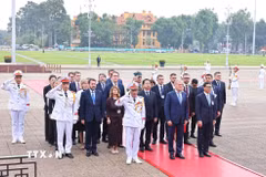 Thủ tướng Cộng hòa Ba Lan Donald Tusk viếng Chủ tịch Hồ Chí Minh. (Ảnh: Minh Đức/TTXVN)