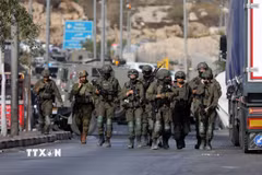 Binh sĩ Israel gác tại một điểm kiểm soát ở thành phố Hebron, Bờ Tây ngày 23/10/2026. (Ảnh: THX/TTXVN phát)