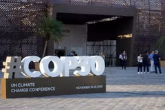 COP30 diễn ra đúng 10 năm sau khi Hiệp định Paris được thông qua tại COP21. (Nguồn: AP)