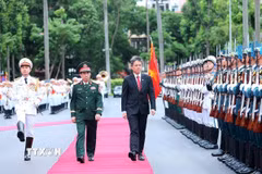 Đại tướng Phan Văn Giang, Bộ trưởng Bộ Quốc phòng và Bộ trưởng Bộ Quốc phòng Singapore Chan Chun Sing duyệt Đội danh dự Quân đội nhân dân Việt Nam. (Ảnh: An Đăng/TTXVN)