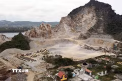 Hiện trường mỏ đá do Công ty cổ phần 207 nổ mìn khai thác làm văng đá vào nhà dân ở xã Nam Ba Đồn. (Ảnh: Nguyên Linh/TTXVN)