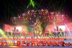 Chương trình nghệ thuật "Lam Hạ - khúc tráng ca bất hủ" tại lễ kỷ niệm. (Ảnh: Thanh Tuấn/TTXVN)