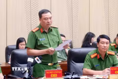 Đại tá Phạm Trường Giang, Phó Cục trưởng Cục Cảnh sát điều tra tội phạm về tham nhũng, kinh tế, buôn lậu (Bộ Công an) trả lời câu hỏi của phóng viên các cơ quan thông tấn, báo chí. (Ảnh: Phạm Kiên/TTXVN)