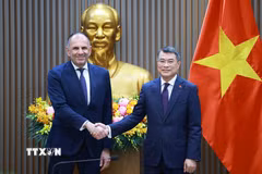 Thủ tướng Lê Minh Hưng tiếp Bộ trưởng Ngoại giao Hy Lạp George Gerapetritis, hôm 17/7. (Ảnh: Dương Giang/TTXVN)