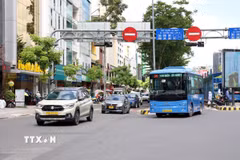 Thành phố Hồ Chí Minh đặt mục tiêu đến năm 2030 có 15-20% nhu cầu đi lại được đáp ứng bằng giao thông công cộng. (Ảnh: Hồng Đạt/TTXVN)
