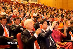 Các đại biểu biểu quyết thông qua nội dung Dự thảo Nghị quyết của Đại hội. (Ảnh: Đình Quân/TTXVN)