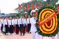 Thủ tướng Chính phủ Lê Minh Hưng dâng hoa tưởng niệm các Anh hùng Liệt sỹ thành phố Hải Phòng. (Ảnh: Dương Giang/TTXVN)