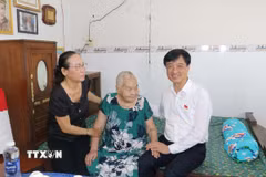 Trưởng ban Tổ chức Trung ương Nguyễn Duy Ngọc thăm, tặng quà gia đình Mẹ Việt Nam anh hùng Huỳnh Thị Lành, 94 tuổi đời, 58 năm tuổi Đảng, có chồng là Anh hùng Lực lượng vũ trang nhân dân Nguyễn Hữu Cầu, có 2 con là Liệt sỹ; ngụ tại phường An Bình. (Ảnh: Ngọc Thiện/TTXVN)