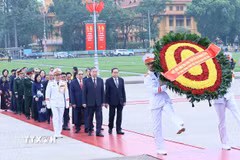 Đoàn Lãnh đạo Đảng, Nhà nước do Tổng Bí thư, Chủ tịch nước Tô Lâm dẫn đầu đến đặt vòng hoa và vào Lăng viếng Chủ tịch Hồ Chí Minh. (Ảnh: An Đăng/TTXVN)