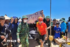 Thi thể nạn nhân M.V.L. đã được đưa vào bờ làm thủ tục để bàn giao cho gia đình mai táng theo phong tục của địa phương. (Ảnh: TTXVN phát)