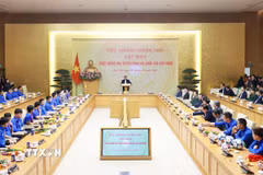 Thủ tướng Phạm Minh Chính chúc mừng Đội tuyển bóng đá nam quốc gia Việt Nam. (Ảnh: Dương Giang/TTXVN)