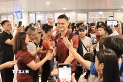 Thủ môn Lê Giang Patrik được người hâm mộ nồng nhiệt chào đón tại sân bay quốc tế Nội Bài. (Ảnh: Minh Quyết/TTXVN)