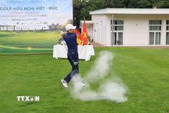 Đại sứ Nguyễn Đắc Thành phát bóng khai mạc Giải Golf Hữu nghị Việt-Đức 2026. (Ảnh: Thu Hằng/TTXVN)