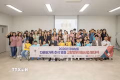 Tổng Lãnh sự Việt Nam tại Busan Đoàn Phương Lan (hàng trước, giữa) cùng đại biểu và các gia đình đa văn hóa Việt-Hàn tại lễ phát động chương trình hỗ trợ về thăm Việt Nam dịp Tết Trung thu 2026. (Ảnh: Nhật Hưng/TTXVN)