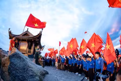 Hơn 4.000 người tham gia chương trình 'Rạng rỡ Việt Nam' trên đỉnh Yên Tử dịp Quốc khánh