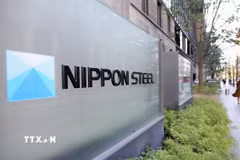 Logo của Tập đoàn thép Nippon Steel tại trụ sở của hãng ở Tokyo. (Ảnh: Kyodo/TTXVN)