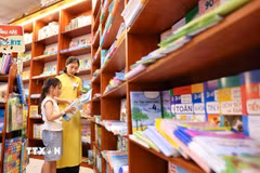 Sách giáo khoa được chuẩn bị cho năm học mới. (Ảnh: Thanh Tùng/TTXVN)