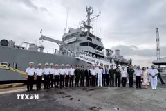 Đại diện Bộ tư lệnh Hải quân Việt Nam tại phía Nam, Sở Ngoại vụ Thành phố Hồ Chí Minh, Cục Đối ngoại-Bộ Quốc phòng cùng Đại tá Praveen Thomas, Chỉ huy trưởng tàu hải quân Ấn Độ Ins Darshak và thủy thủ đoàn chụp ảnh lưu niệm trong chuyến thăm Thành phố Hồ Chí Minh. (Ảnh: Thanh Vũ/TTXVN)