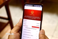 Lấy ý kiến người dân về dự thảo Nghị quyết sửa đổi, bổ sung một số điều của Hiến pháp năm 2013 trên ứng dụng VNeID. (Ảnh: Đinh Văn Nhiều/TTXVN)