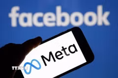 Biểu tượng Meta và Facebook trên màn hình điện thoại thông minh. (Ảnh: Getty Images/TTXVN)