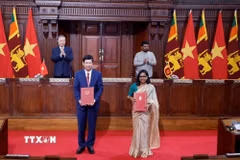 Tổng Bí thư, Chủ tịch nước Tô Lâm và Tổng thống Anura Kumara Dissanayake chứng kiến lễ trao các văn kiện hợp tác giữa 2 nước. (Ảnh: Thống Nhất/TTXVN)