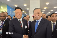 Tổng Bí thư, Chủ tịch nước Tô Lâm gặp Thủ tướng Thái Lan Anutin Charnvirakul. (Ảnh: TTXVN)