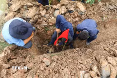 Chiến sỹ Đội K91 tiến hành tìm kiếm hài cốt liệt sỹ trên địa bàn tỉnh. (Ảnh: Hồng Thái/TTXVN)