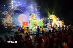Hơn 30 mô hình đèn trung thu được diễn diễu tại chương trình “Mùa trăng yêu thương” năm 2026. (Ảnh: Trần Trang/TTXVN)
