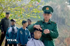 Bộ đội Biên phòng tỉnh Sơn La cắt tóc cho các cháu nhỏ trong Chương trình “Xuân Biên phòng ấm lòng dân bản” năm 2023. (Ảnh: Quang Quyết/TTXVN)