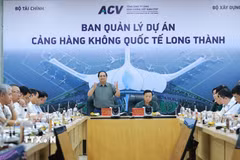 Thủ tướng Phạm Minh Chính làm việc với các đơn vị thi công dự án Cảng hàng không quốc tế Long Thành (Đồng Nai). (Ảnh: Dương Giang/TTXVN)