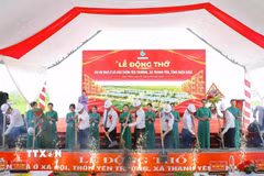 Đại biểu thực hiện nghi thức động thổ Dự án Nhà ở xã hội thôn Yên Trường, xã Thanh Yên. (Ảnh: Xuân Tư/TTXVN)