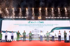 Các đại biểu thực hiện nghi thức khởi công Dự án nhà ở cho lực lượng vũ trang Công an nhân dân tại ô quy hoạch ký hiệu 3-2 và 3-4 thuộc quy hoạch phân khu Đô thị N9, xã Đông Anh, thành phố Hà Nội. (Ảnh: Phạm Kiên/TTXVN)