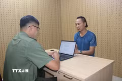 Đối tượng Thân Văn Tấn tại cơ quan công an. (Ảnh: TTXVN phát)