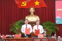 Ông Đồng Văn Thanh (phải), Ủy viên Ban Chấp hành Trung ương Đảng, Phó Bí thư Thường trực Thành ủy, Chủ tịch HĐND thành phố Cần Thơ và ông Trần Văn Huyến ký biên bản bàn giao công việc. (Ảnh: Ngọc Thiện/TTXVN)