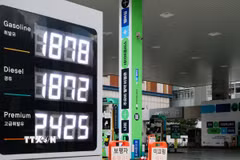 Giá xăng dầu được niêm yết tại trạm xăng ở Seoul, Hàn Quốc. (Ảnh: Yonhap/TTXVN phát)