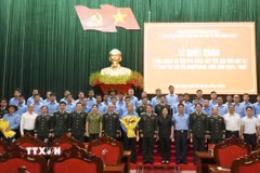 Các đại biểu chụp ảnh lưu niệm cùng các thành viên Đội K53 lên đường làm nhiệm vụ. (Ảnh: TTXVN phát)