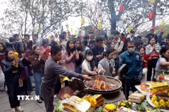 Du khách dâng hương chùa Hương Tích. (Ảnh: Công Tường/TTXVN)