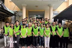 Các đối tượng trong đường dây ma túy bị bắt. (Ảnh: TTXVN phát)