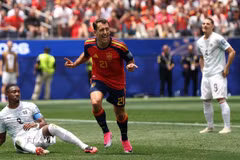 Mikel Oyarzabal lập cú đúp mang chiến thắng về cho Tây Ban Nha. (Ảnh: AFP/TTXVN)