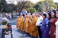 Lễ cầu siêu, tưởng niệm các nạn nhân đại dịch COVID-19 do Ủy ban Mặt trận Tổ quốc Việt Nam Thành phố tổ chức tại Công viên số 1 Lý Thái Tổ. (Ảnh: Xuân Khu/TTXVN)