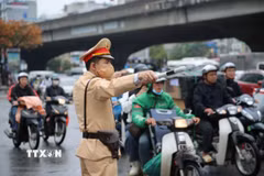 Lực lượng Cảnh sát giao thông túc trực tại các tuyến đường xuyên tâm và cửa ngõ để phân luồng giao thông, chống ùn tắc. (Ảnh: Quốc Lũy/TTXVN)