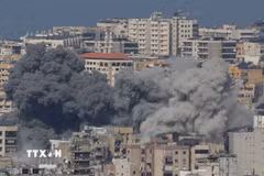 Khói bốc lên từ những tòa nhà sau vụ tấn công của Israel vào khu vực Haret Hreik, phía Nam thủ đô Beirut, Liban. (Ảnh: THX/TTXVN)