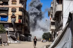 Khói bốc lên sau cuộc không kích của Israel xuống Dải Gaza ngày 12/9/2025. (Ảnh: THX/TTXVN)