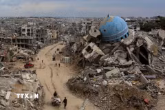 Các tòa nhà bị phá hủy sau cuộc không kích của Israel tại Gaza. (Ảnh: THX/TTXVN)