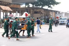 Cán bộ, chiến sỹ hỗ trợ người dân di dời tài sản đến nơi an toàn. (Ảnh minh họa: Nguyễn Thanh/TTXVN)