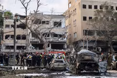 Cảnh đổ nát sau vụ tấn công tên lửa tại Tel Aviv, Israel. (Ảnh: THX/TTXVN)
