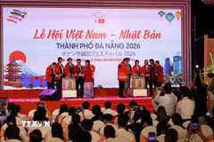 Đại biểu thực hiện nghi thức đập rượu khai mạc Lễ hội. (Ảnh: Trần Lê Lâm/TTXVN)